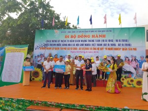 Trao 50.000.000 vnđ ủng hộ Quỹ "Vì Người Nghèo Quận Tân Phú "