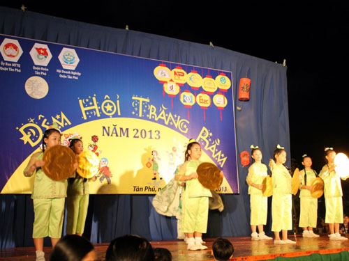 Thiếu nhi Quận Tân Phú đón Tết Trung thu 2013