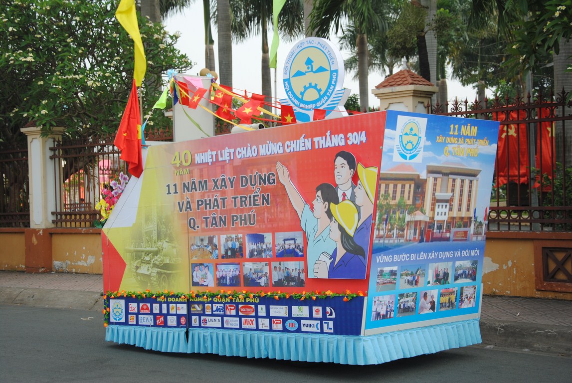 Diễu hành xe hoa chào mừng kỷ niệm 40 năm Ngày Giải phóng miền Nam, thống nhất đất nước