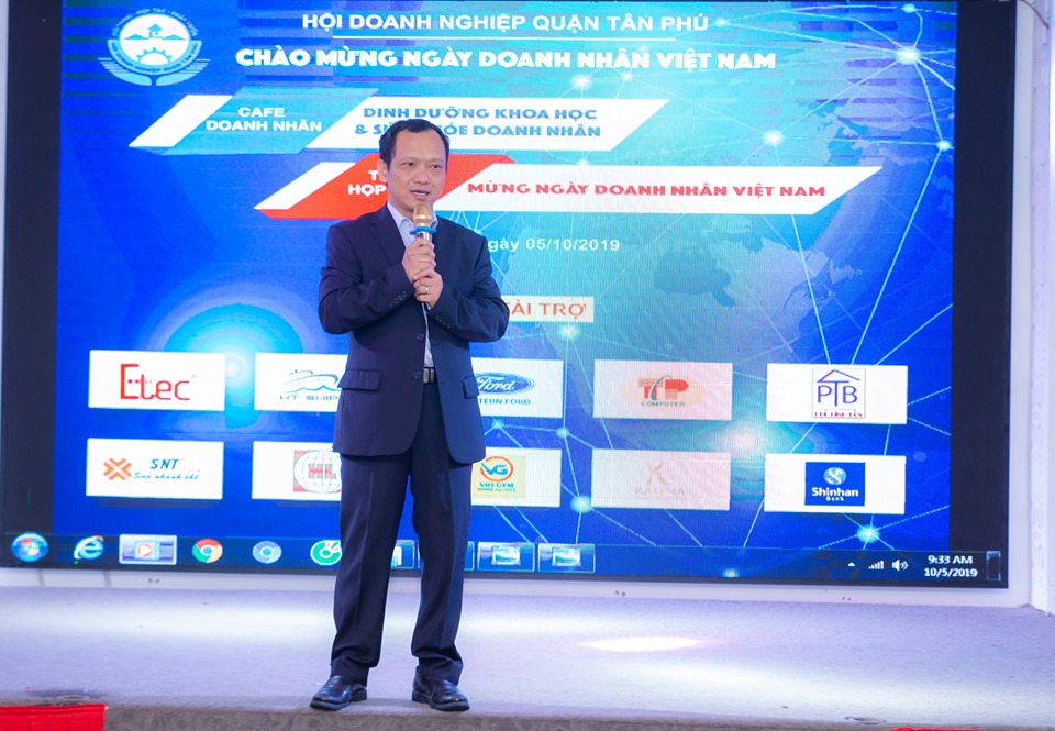 Ông Nguyễn Viết Toàn - Chủ Tịch Hội Doanh Nghiệp Quận Tân Phú tuyên bố khai mạc chương trình