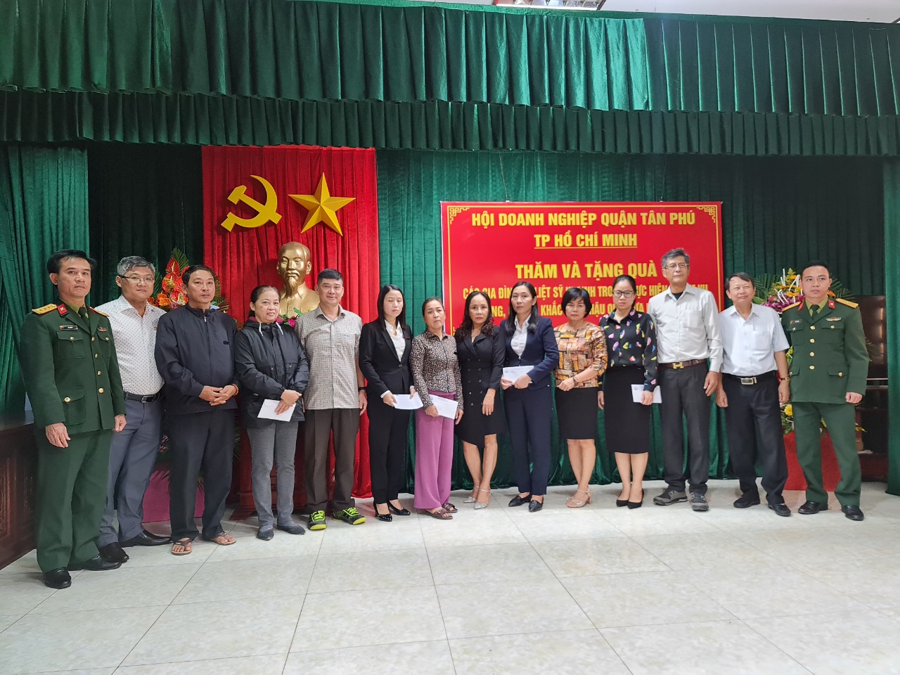 Ông Nguyễn Đình Hãn – Trưởng đoàn đại diện trao tặng tiền ủng hộ cho 6 gia đình chiến sĩ hy sinh tại BCH Quân Sự TP. Đông Hà.