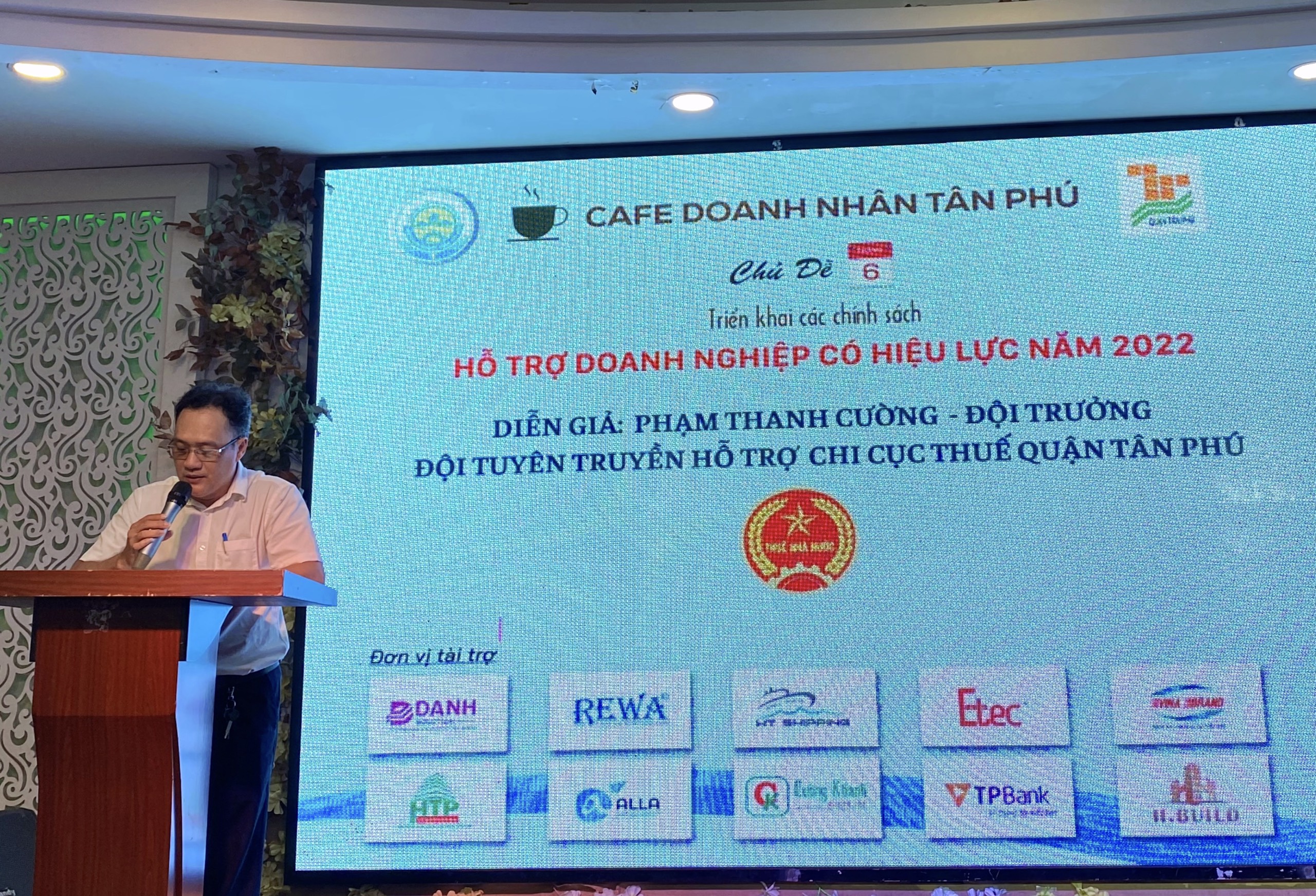 Ông Phạm Thanh Cường – Đội trưởng đội tuyên truyền hỗ trợ Chi Cục Thuế Quận Tân Phú trình bày về các chính sách Thuế liên quan đến Doanh nghiệp & Người lao động có hiệu lực năm 2022.